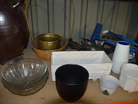 Stoommop black&decker, schrobborstel en aftrekker, personenweegschaal soehnle, pvc wasmand, diverse bloempotten en schalen - afbeelding 8 van  11