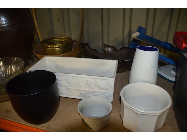 Stoommop black&decker, schrobborstel en aftrekker, personenweegschaal soehnle, pvc wasmand, diverse bloempotten en schalen - afbeelding 9 van  11