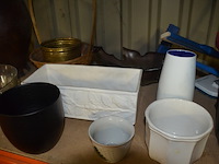 Stoommop black&decker, schrobborstel en aftrekker, personenweegschaal soehnle, pvc wasmand, diverse bloempotten en schalen - afbeelding 9 van  11