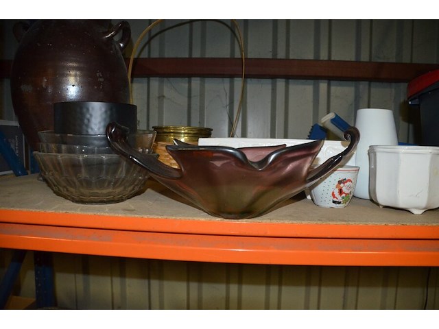 Stoommop black&decker, schrobborstel en aftrekker, personenweegschaal soehnle, pvc wasmand, diverse bloempotten en schalen - afbeelding 10 van  11