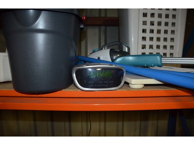 Stoommop black&decker, schrobborstel en aftrekker, personenweegschaal soehnle, pvc wasmand, diverse bloempotten en schalen - afbeelding 11 van  11