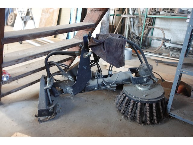 Straatveegmachine nilfisk + hydraulische veegborstel - afbeelding 14 van  29