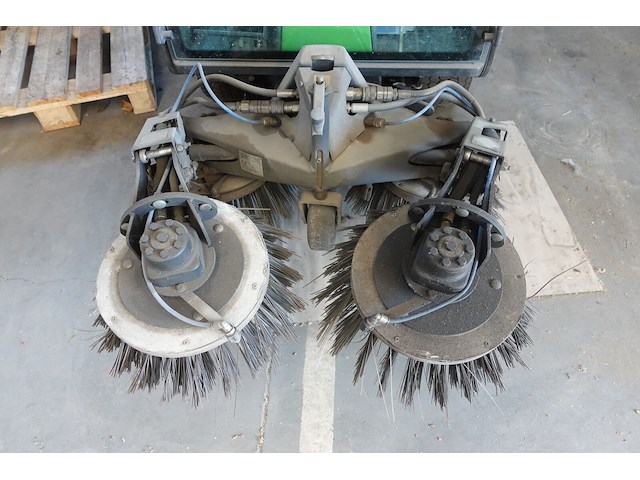 Straatveegmachine nilfisk + hydraulische veegborstel - afbeelding 27 van  29
