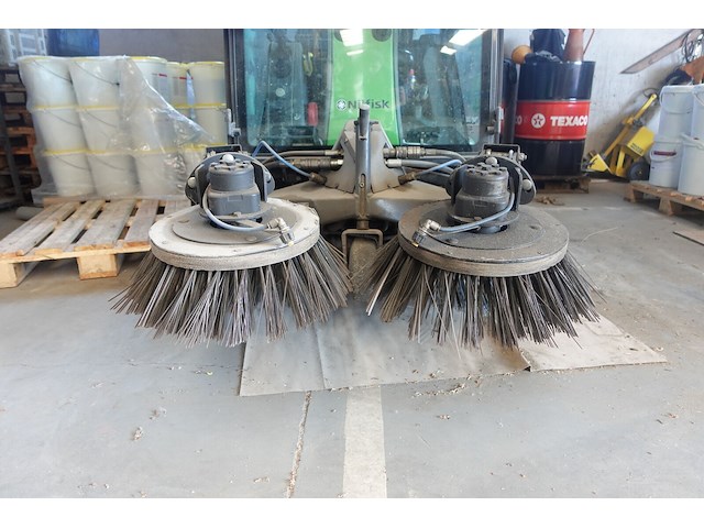 Straatveegmachine nilfisk + hydraulische veegborstel - afbeelding 28 van  29