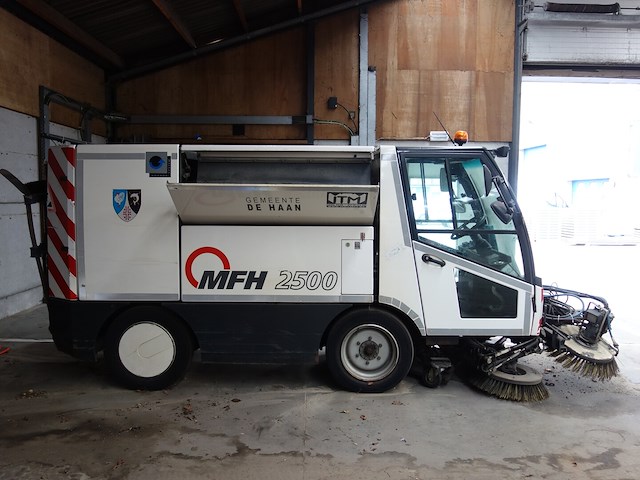 Straatveegmachine - afbeelding 6 van  13