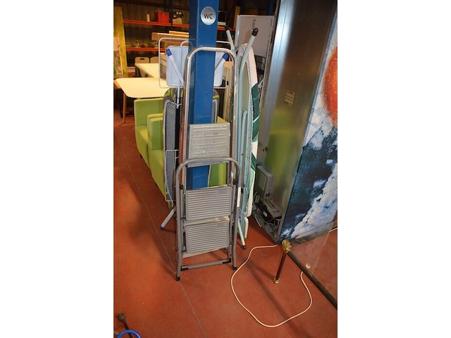 Strijkplank calor, strijkplank brabantia, alu trapladder 4 treden, alu trapladder 2 treden - afbeelding 1 van  8
