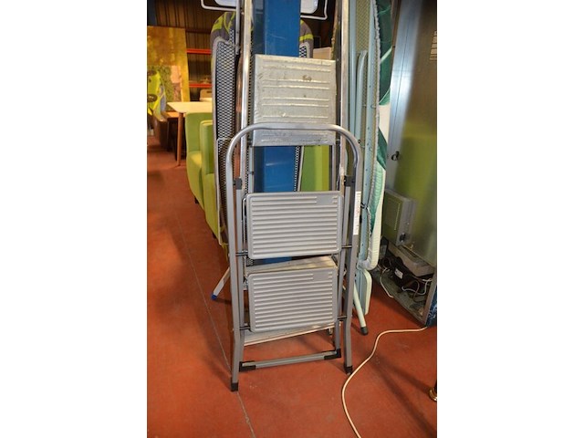 Strijkplank calor, strijkplank brabantia, alu trapladder 4 treden, alu trapladder 2 treden - afbeelding 2 van  8