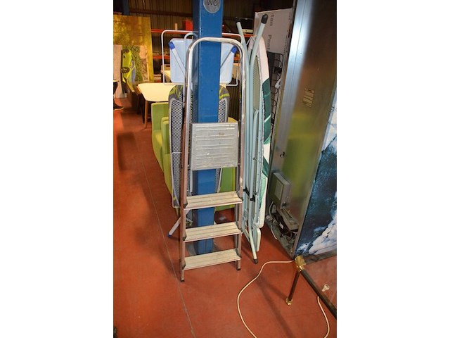 Strijkplank calor, strijkplank brabantia, alu trapladder 4 treden, alu trapladder 2 treden - afbeelding 3 van  8