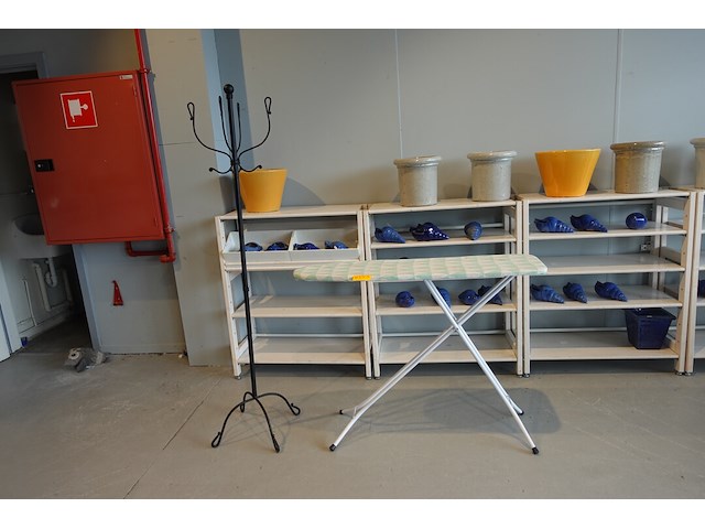 Strijkplank + kapstok - afbeelding 1 van  3