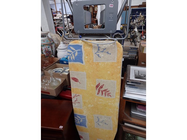 Strijkplank+diverse ijzers - afbeelding 1 van  2