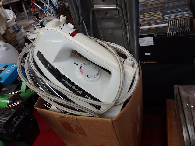 Strijkplank+diverse ijzers - afbeelding 2 van  2