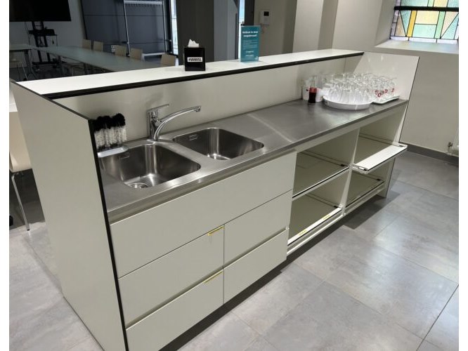Strippen gebouw "oude site welzijnshuis" keuken + bar