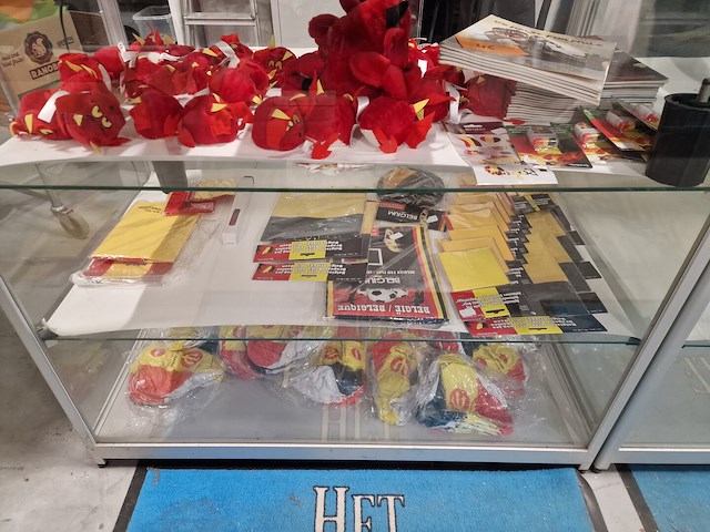 Stripverhalen en een partij gadgets rode duivels - afbeelding 1 van  9