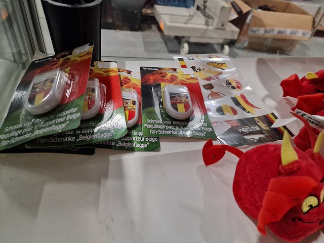 Stripverhalen en een partij gadgets rode duivels - afbeelding 5 van  9