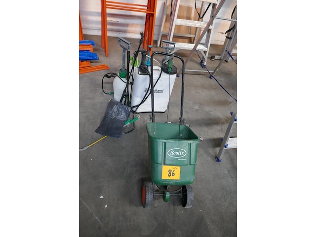 Strooiwagen + vernevelaars - afbeelding 1 van  4