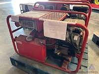 Stroomgenerator honda gx390, serienummer 46732, 400 v (3 fasen) en 230 v (1 fase) uitgangsspanning, 98 db geluidsniveau, 124 kg. werking niet gekend.