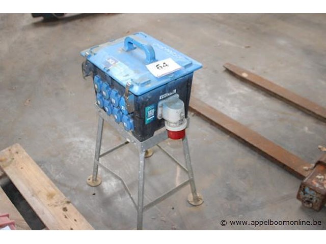 Stroomverdeelkast,, op metalen statief, met 32a 400v cee ingang en 6x 16a 230v cee stopcontacten, werking niet gekend - afbeelding 1 van  2