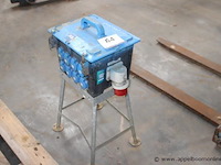 Stroomverdeelkast,, op metalen statief, met 32a 400v cee ingang en 6x 16a 230v cee stopcontacten, werking niet gekend - afbeelding 1 van  2
