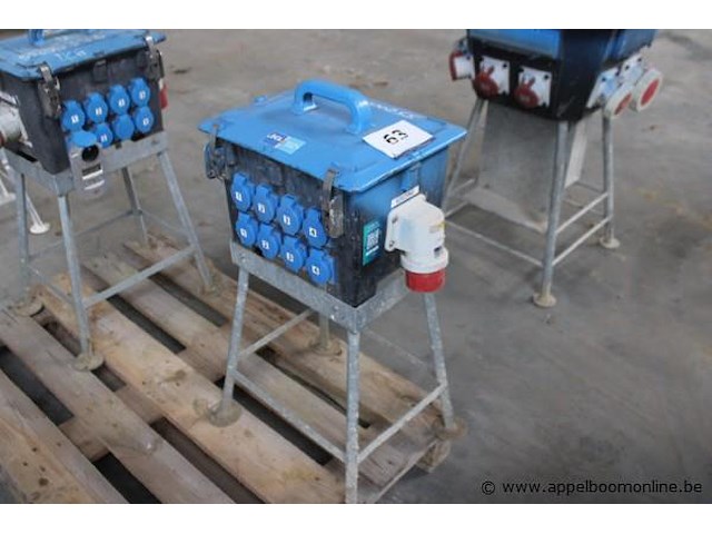 Stroomverdeelkast, pce, met diverse cee-stopcontacten, op metalen statief, werking niet gekend - afbeelding 1 van  2