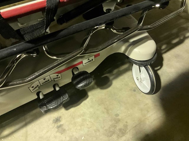 Stryker elektrische brancard - afbeelding 4 van  8