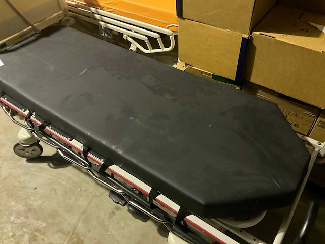 Stryker elektrische brancard - afbeelding 6 van  8