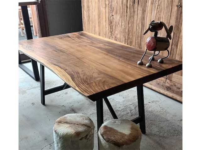 Suar tafel met zwart ijzeren poten - afbeelding 1 van  2