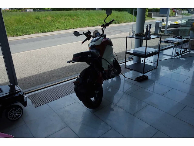 Super soco - streethunter - tsb - e-scooter - afbeelding 7 van  8