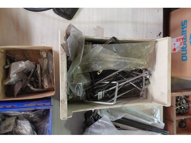 Supergrote partij fietsgerief - afbeelding 31 van  40