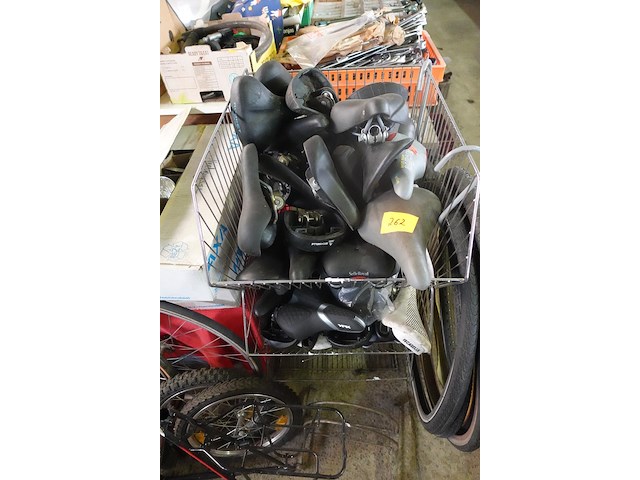 Supergrote partij fietsgerief - afbeelding 39 van  40