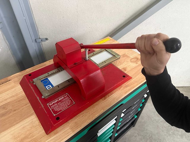Superplaque nummerplaten ponsmachine - afbeelding 14 van  15