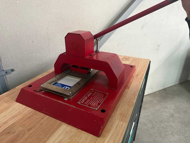 Superplaque nummerplaten ponsmachine - afbeelding 15 van  15