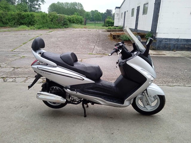 Sym - gts 125 - motorfiets - afbeelding 2 van  8