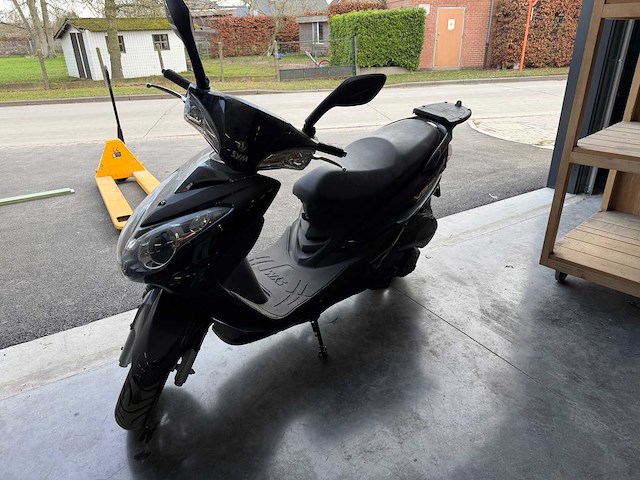 Sym - motorised scooter - afbeelding 1 van  9