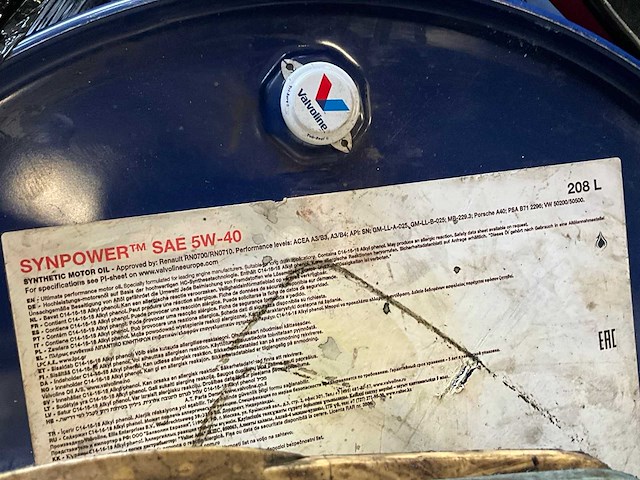 Synpower sae 5w-40 olie (208l) + 6 diverse vaten - afbeelding 1 van  4