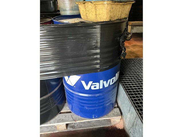 Synpower sae 5w-40 olie (208l) + 6 diverse vaten - afbeelding 2 van  4