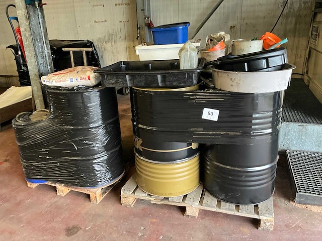 Synpower sae 5w-40 olie (208l) + 6 diverse vaten - afbeelding 3 van  4