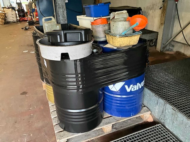 Synpower sae 5w-40 olie (208l) + 6 diverse vaten - afbeelding 4 van  4