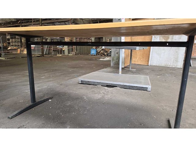 Table - afbeelding 3 van  6