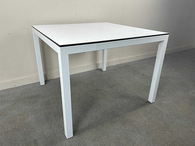 Table - afbeelding 4 van  6