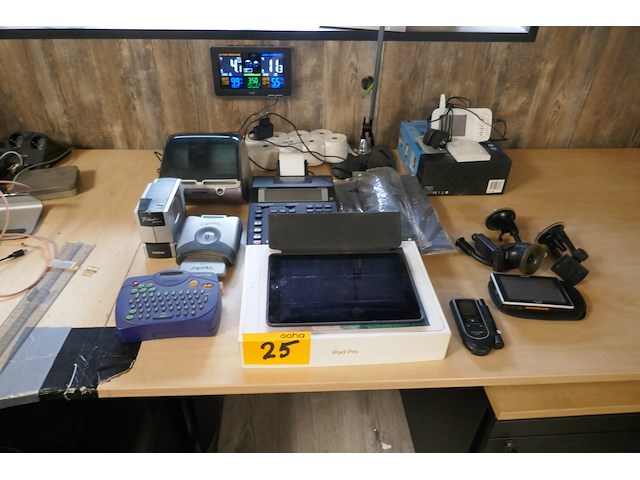 Tablet + diverse el. toestellen - afbeelding 1 van  8