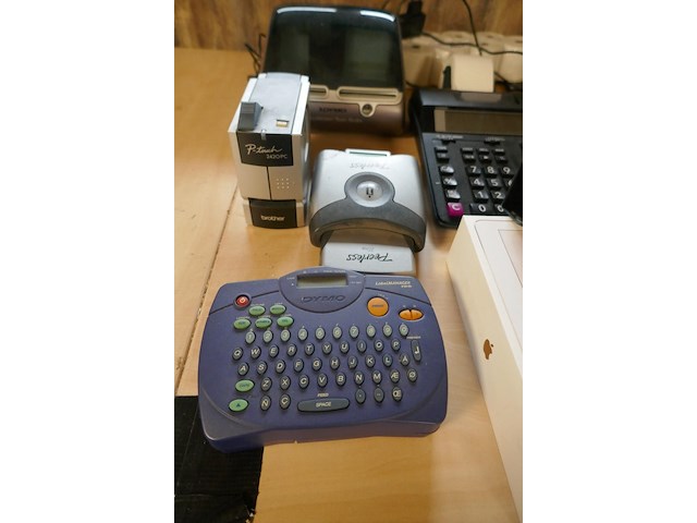 Tablet ipad + letterzettoestellen dymo, gps & diverse el. toestellen - afbeelding 3 van  8