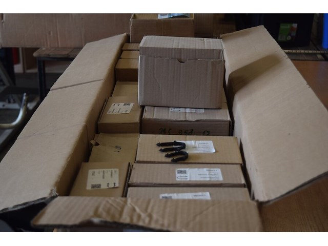 Tacker nagels 11dozen van 4cm, 4 dozen van 6cm - afbeelding 2 van  5