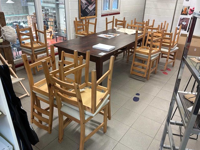 Tafel + 18 stoelen - afbeelding 1 van  6