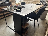 Tafel + 2 stoelen +inhoud - afbeelding 1 van  5