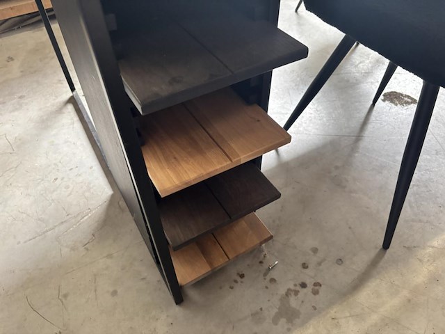 Tafel + 2 stoelen +inhoud - afbeelding 2 van  5