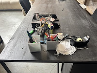 Tafel + 2 stoelen +inhoud - afbeelding 4 van  5