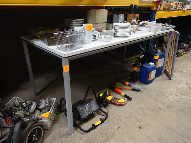 Tafel 2,00m x 0,90m (met uitsparing voor kabels) - afbeelding 1 van  4