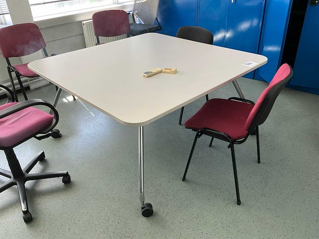 Tafel + diverse stoel (8x) - afbeelding 1 van  9
