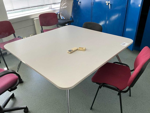 Tafel + diverse stoel (8x) - afbeelding 2 van  9