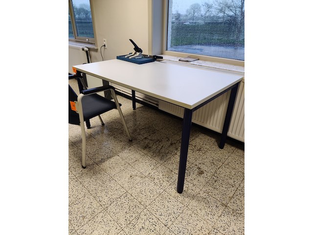 Tafel en 2 stoelen - afbeelding 1 van  2